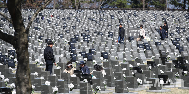 [제주=뉴시스] 우장호 기자 = 제78주년 제주4·3 추념식을 하루 앞둔 2일 오전 제주시 봉개동 4·3평화공원 내 행불인 표석에 유족들의 발걸음이 이어지고 있다. 2026.04.02. woo1223@newsis.com