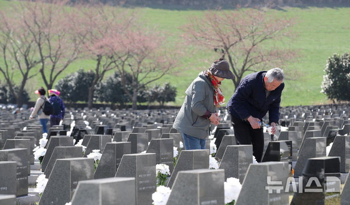 [제주=뉴시스] 우장호 기자 = 제78주년 제주4·3 추념식을 하루 앞둔 2일 오전 제주시 봉개동 4·3평화공원 내 행불인 표석에 유족들의 발걸음이 이어지고 있다. 2026.04.02. woo1223@newsis.com