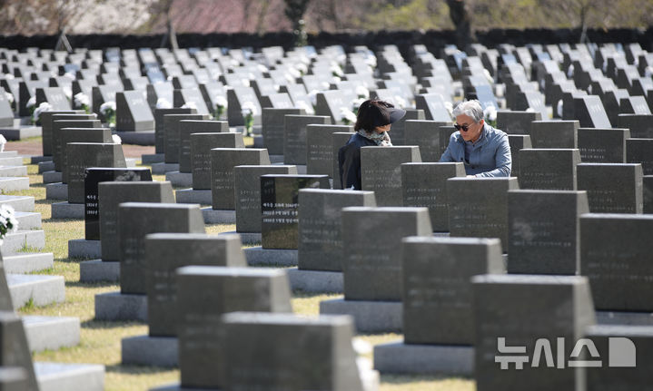 [제주=뉴시스] 우장호 기자 = 제78주년 제주4·3 추념식을 하루 앞둔 2일 오전 제주시 봉개동 4·3평화공원 내 행불인 표석에 유족들의 발걸음이 이어지고 있다. 2026.04.02. woo1223@newsis.com