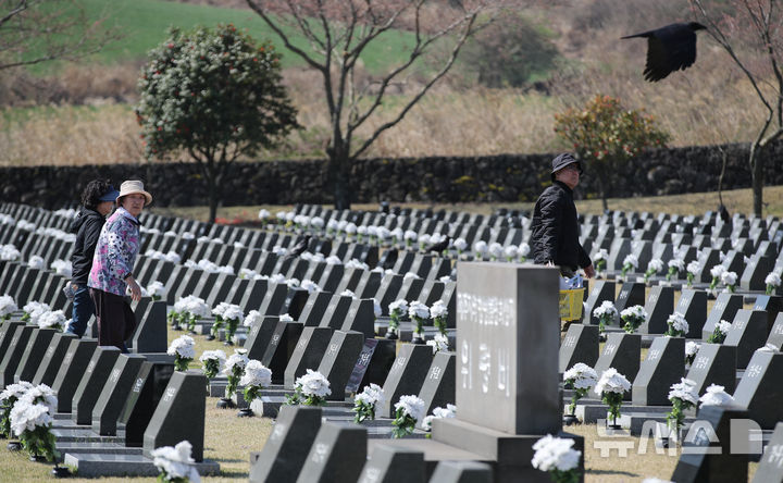 [제주=뉴시스] 우장호 기자 = 제78주년 제주4·3 추념식을 하루 앞둔 2일 오전 제주시 봉개동 4·3평화공원 내 행불인 표석에 유족들의 발걸음이 이어지고 있다. 2026.04.02. woo1223@newsis.com