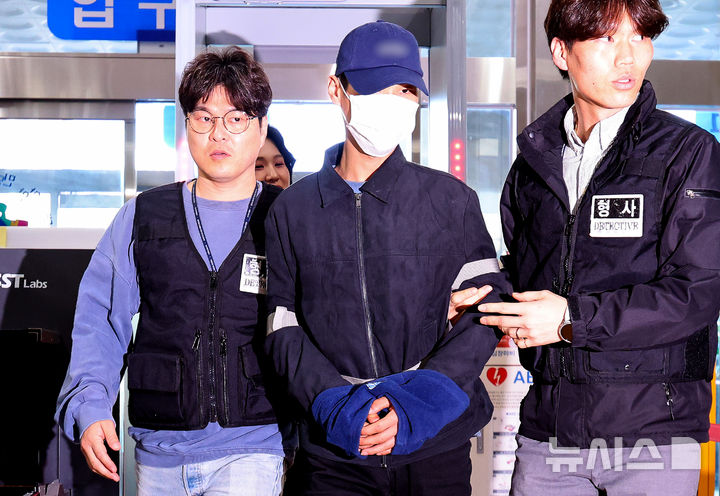 [대구=뉴시스] 이무열 기자 = 설거지 소리가 시끄럽다는 이유로 장모를 무차별 폭행해 살해하고 시신을 여행용 가방에 담아 강물에 버린 20대 사위가 2일 대구 수성구 대구지방법원에서 열린 구속 전 피의자 심문(영장실질심사)에 출석하고 있다. 2026.04.02. lmy@newsis.com