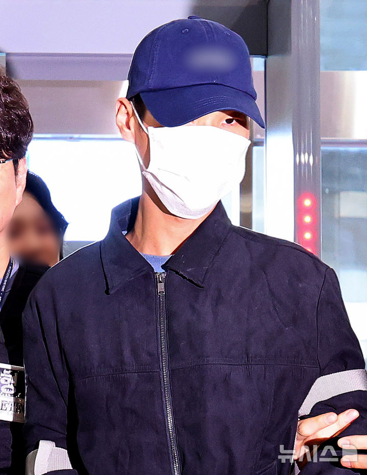 [대구=뉴시스] 이무열 기자 = 설거지 소리가 시끄럽다는 이유로 장모를 무차별 폭행해 살해하고 시신을 여행용 가방에 담아 강물에 버린 20대 사위가 2일 대구 수성구 대구지방법원에서 열린 구속 전 피의자 심문(영장실질심사)에 출석하고 있다. 2026.04.02. lmy@newsis.com