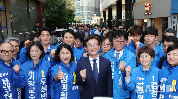 [부산=뉴시스] 하경민 기자 = 전재수 더불어민주당 국회의원이 2일 오전 부산 동구 해양수산부 임시청사 앞에서 기자회견을 열고 6·3전국동시지방선거 부산시장 선거 출마선언을 한 뒤 거리인사에 나서고 있다. 2026.04.02. yulnetphoto@newsis.com