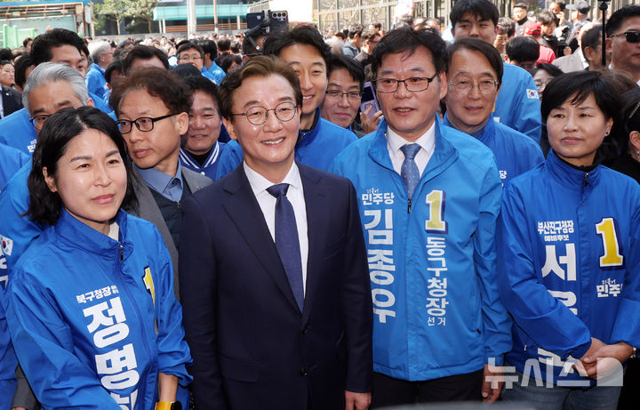 [부산=뉴시스] 하경민 기자 = 전재수 더불어민주당 국회의원이 2일 오전 부산 동구 해양수산부 임시청사 앞에서 기자회견을 열고 6·3전국동시지방선거 부산시장 선거 출마선언을 한 뒤 거리인사에 나서고 있다. 2026.04.02. yulnetphoto@newsis.com
