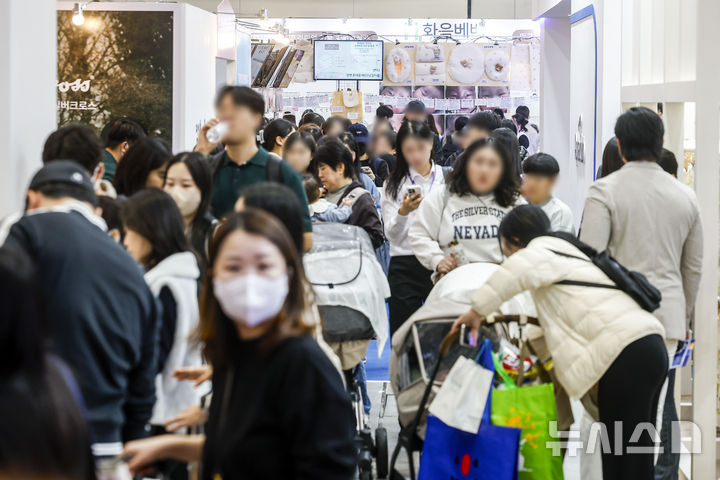 [서울=뉴시스] 정병혁 기자 = 2일 서울 강남구 코엑스에서 열린 베페 베이비페어를 찾은 참관객들이 육아용품을 살펴보고 있다. 2026.04.02. jhope@newsis.com