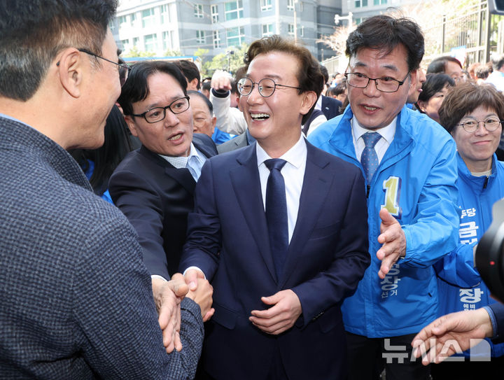 [부산=뉴시스] 하경민 기자 = 전재수 더불어민주당 국회의원이 2일 오전 부산 동구 해양수산부 임시청사 앞에서 기자회견을 열고 6·3전국동시지방선거 부산시장 선거 출마선언을 한 뒤 지지자들과 인사하고 있다. 2026.04.02. yulnetphoto@newsis.com