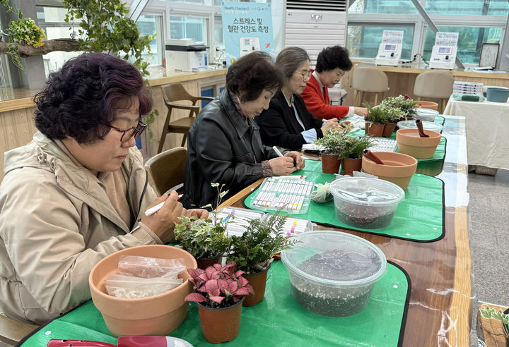 [곡성=뉴시스] 전남 곡성군 '일상속 스트레스 해소 치유농업프로그램 운영'. (사진=곡성군청 제공). photo@newsis.com *재판매 및 DB 금지