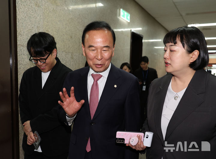 [서울=뉴시스] 김금보 기자 = 박덕흠 국민의힘 신임 공천관리위원장이 2일 오전 서울 여의도 국회에서 장동혁 대표와 면담을 마친 후 취재진과 질답을 하며 이동하고 있다. 2026.04.02. kgb@newsis.com