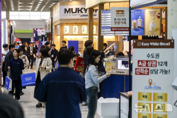 [서울=뉴시스] 정병혁 기자 = 2일 서울 강남구 코엑스에서 열린 2026 상반기 IFS 프랜차이즈 창업·산업 박람회에서 참관객들이 창업상담을 받고 있다. 2026.04.02. jhope@newsis.com