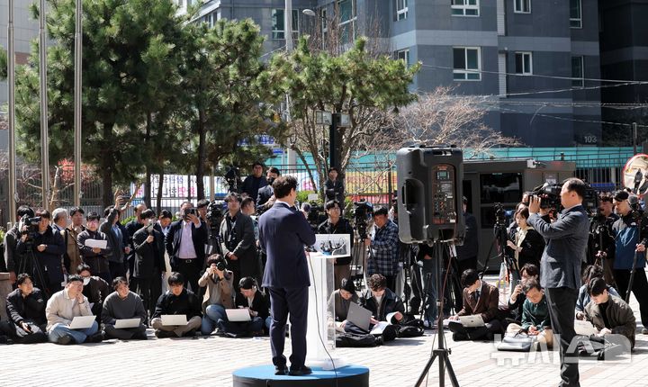 [부산=뉴시스] 하경민 기자 = 전재수 더불어민주당 국회의원이 2일 오전 부산 동구 해양수산부 임시청사 앞에서 기자회견을 열고 6·3전국동시지방선거 부산시장 선거 출마선언을 하고 있다. 2026.04.02. yulnetphoto@newsis.com