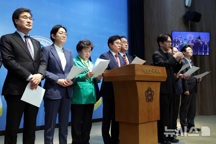 [서울=뉴시스] 조성봉 기자 = 국회 예산결산특별위원회 박형수 국민의힘 간사와 의원들이 2일 오전 서울 여의도 국회 소통관에서 정부 추경안 관련 입장 발표를 하고 있다.&nbsp; 2026.04.02. suncho21@newsis.com