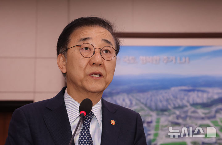 [서울=뉴시스] 김명년 기자 = 김윤덕 국토교통부 장관이 2일 오전 서울 여의도 국회 국토교통위원회 전체회의에서 발언하고 있다. 2026.04.02. kmn@newsis.com