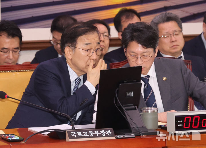 [서울=뉴시스] 김명년 기자 = 김윤덕 국토교통부 장관(왼쪽)이 지난 4월2일 오전 서울 여의도 국회 국토교통위원회 전체회의에서 홍지선 2차관과 대화하는 모습. (사진=뉴시스 DB) 2026.08.30. photo@newsis.com