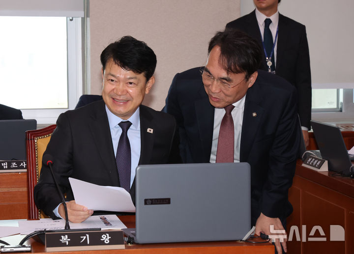 [서울=뉴시스] 김명년 기자 = 복기왕(왼쪽) 국회 국토교통위원회 여당 간사와 이종욱 야당간사가 2일 오전 서울 여의도 국회 국토교통위원회 전체회의에서 대화를 나누고 있다. 2026.04.02. kmn@newsis.com