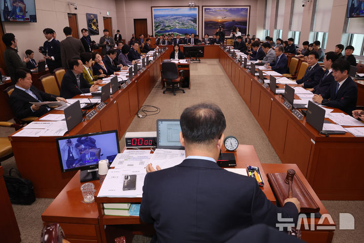 [서울=뉴시스] 김명년 기자 = 맹성규 국회 국토교통위원장이 2일 오전 서울 여의도 국회 국토위 전체회의에서 의사봉을 두드리고 있다. 2026.04.02. kmn@newsis.com