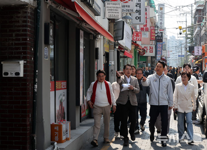 [서울=뉴시스] 배훈식 기자 = 민생 현장 방문에 나선 오세훈 서울시장이 2일 오전 서울 도봉구 쌍리단길을 둘러보고 있다. 2026.04.02. dahora83@newsis.com