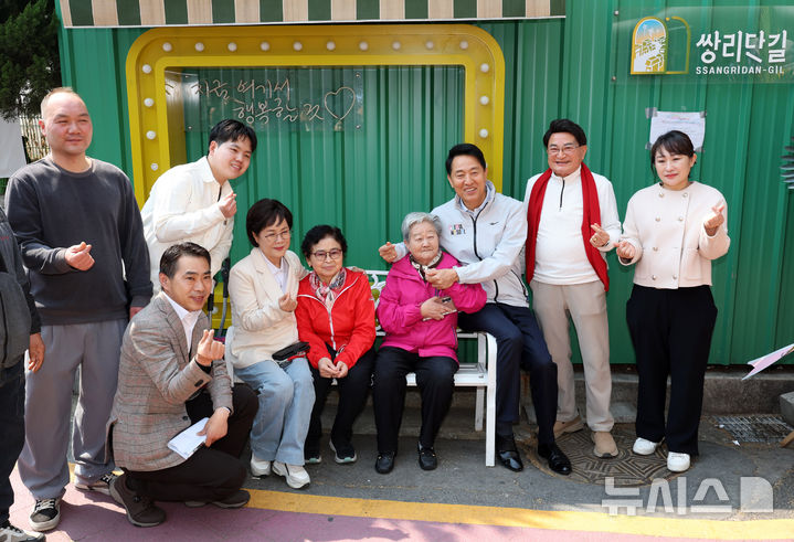 [서울=뉴시스] 배훈식 기자 = 민생 현장 방문에 나선 오세훈 서울시장이 2일 오전 서울 도봉구 쌍리단길에서 지역 주민, 상인들과 기념촬영을 하고 있다. 2026.04.02. dahora83@newsis.com