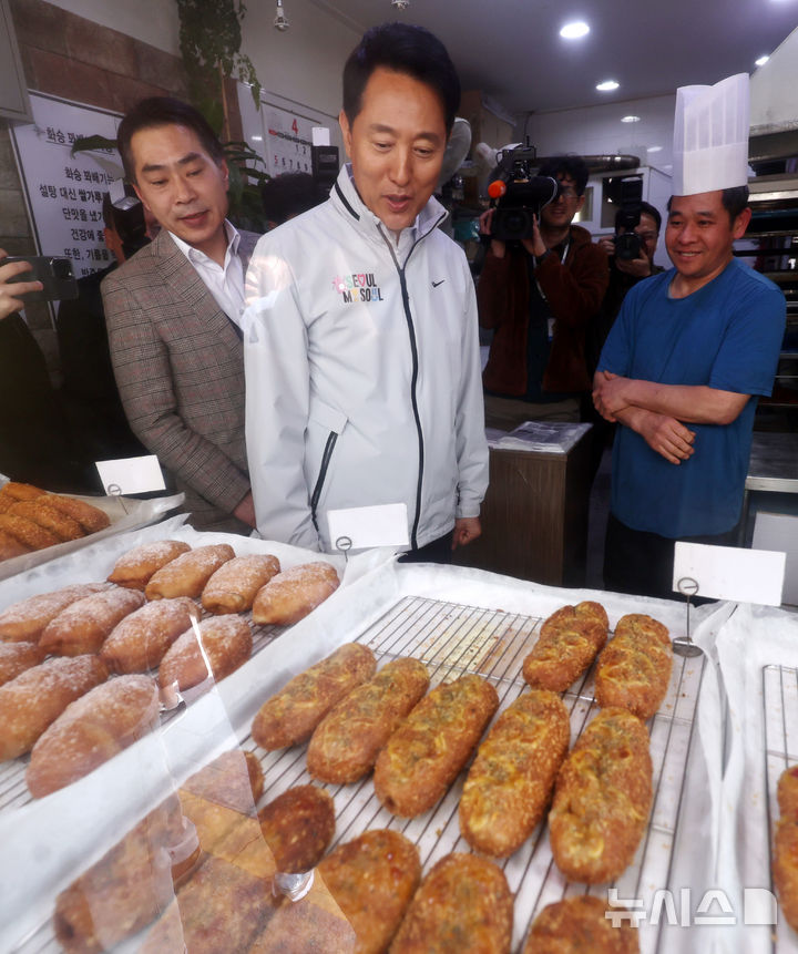 [서울=뉴시스] 배훈식 기자 = 민생 현장 방문에 나선 오세훈 서울시장이 2일 오전 서울 도봉구 쌍리단길 꽈배기 판매점을 둘러보고 있다.(공동취재) 2026.04.02. photo@newsis.com