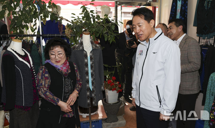 [서울=뉴시스] 배훈식 기자 = 민생 현장 방문에 나선 오세훈 서울시장이 2일 오전 서울 도봉구 쌍리단길 의상실 상인과 대화하고 있다.(공동취재) 2026.04.02. photo@newsis.com