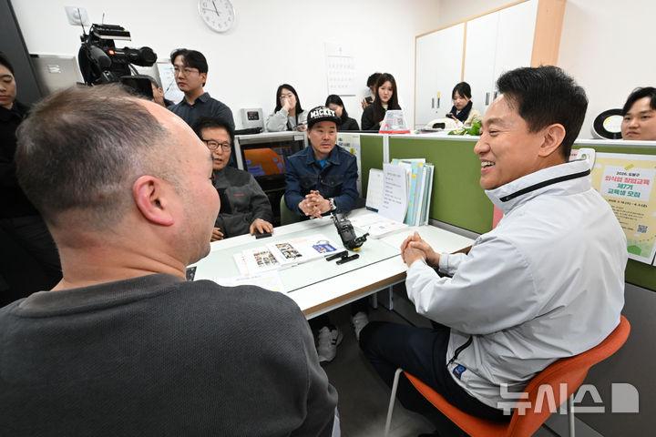 [서울=뉴시스] 배훈식 기자 = 민생 현장 방문에 나선 오세훈 서울시장이 2일 오전 서울 도봉구 쌍리단길 상인회 사무실에서 상인들과 간담회를 하고 있다.(공동취재) 2026.04.02. photo@newsis.com