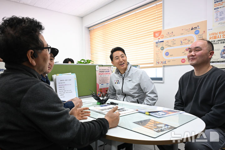 [서울=뉴시스] 배훈식 기자 = 민생 현장 방문에 나선 오세훈 서울시장이 2일 오전 서울 도봉구 쌍리단길 상인회 사무실에서 상인들과 간담회를 하고 있다.(공동취재) 2026.04.02. photo@newsis.com