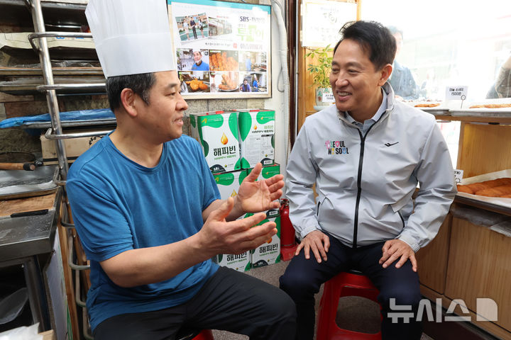 [서울=뉴시스] 배훈식 기자 = 민생 현장 방문에 나선 오세훈 서울시장이 2일 오전 서울 도봉구 쌍리단길에서 상인과 대화하고 있다.(공동취재) 2026.04.02. photo@newsis.com