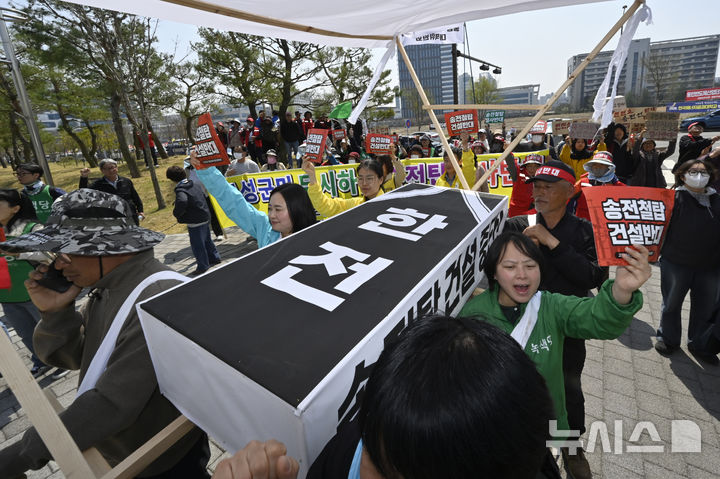 [나주=뉴시스] 박기웅 기자 = 2일 오전 전남 나주시 한국전력공사 본사 앞에서 '송변전선로 반대 광주·전남 대책위'를 비롯한 전국 각지에서 모인 주민들이 궐기대회를 열고 초고압 송전탑 건설 백지화를 촉구하는 상여 행진 퍼포먼스를 펼치고 있다. 이들은 이날 "지역민의 일방적 희생을 강요하는 송변전 노선 선정 절차를 즉각 중단하라"고 요구했다. 2026.04.02. pboxer@newsis.com