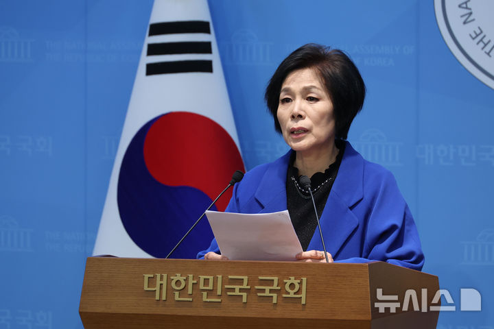 [서울=뉴시스] 고승민 기자 = 장동혁 국민의힘 대표가 정부와 여당의 스타벅스 비판에 대해 '인민재판', '국가폭력'이라고 말하자 최민희 더불어민주당 의원은 "국가 권력의 탄압은 아니"라고 선을 그었다. 2026.04.02. kkssmm99@newsis.com