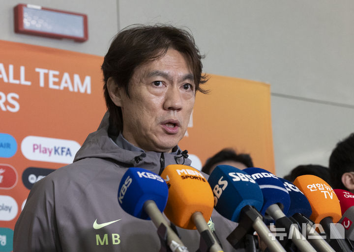 [인천공항=뉴시스] 김근수 기자 = 홍명보 대한민국 축구 국가대표팀 감독이 2일 인천국제공항 제2여객터미널에서 3월 유럽원정 평가전을 마치고 귀국 인터뷰를 하고 있다. 2026.04.02. ks@newsis.com