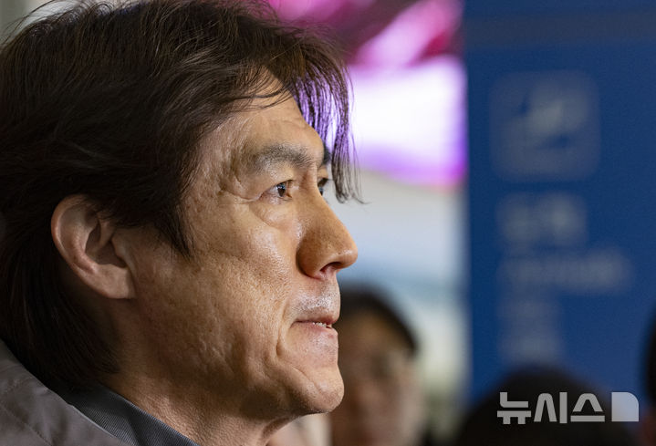 [인천공항=뉴시스] 김근수 기자 = 홍명보 대한민국 축구 국가대표팀 감독이 2일 인천국제공항 제2여객터미널에서 3월 유럽원정 평가전을 마치고 귀국 인터뷰 도중 생각에 감겨 있다. 2026.04.02. ks@newsis.com