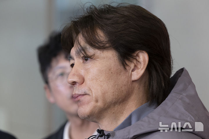 [인천공항=뉴시스] 김근수 기자 = 홍명보 대한민국 축구 국가대표팀 감독이 2일 인천국제공항 제2여객터미널에서 3월 유럽원정 평가전을 마치고 귀국 인터뷰를 하고 있다. 2026.04.02. ks@newsis.com