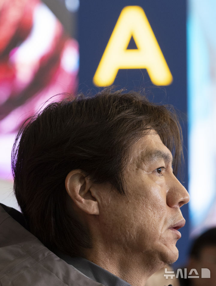 [인천공항=뉴시스] 김근수 기자 = 홍명보 대한민국 축구 국가대표팀 감독이 2일 인천국제공항 제2여객터미널에서 3월 유럽원정 평가전을 마치고 귀국 인터뷰를 하고 있다. 2026.04.02. ks@newsis.com