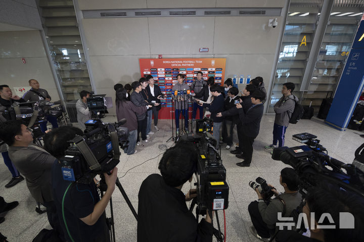 [인천공항=뉴시스] 김근수 기자 = 홍명보 대한민국 축구 국가대표팀 감독이 2일 인천국제공항 제2여객터미널에서 3월 유럽원정 평가전을 마치고 귀국 인터뷰를 하고 있다. 2026.04.02. ks@newsis.com