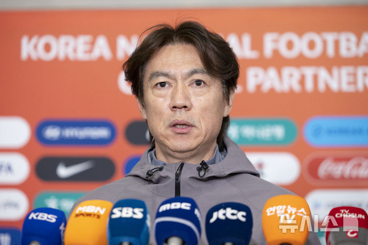 [인천공항=뉴시스] 김근수 기자 = 홍명보 대한민국 축구 국가대표팀 감독이 2일 인천국제공항 제2여객터미널에서 3월 유럽원정 평가전을 마치고 귀국 인터뷰를 하고 있다. 2026.04.02. ks@newsis.com