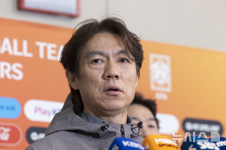 [인천공항=뉴시스] 김근수 기자 = 홍명보 대한민국 축구 국가대표팀 감독이 2일 인천국제공항 제2여객터미널에서 3월 유럽원정 평가전을 마치고 귀국 인터뷰를 하고 있다. 2026.04.02. ks@newsis.com