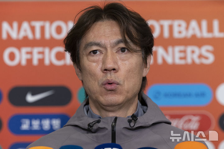 [인천공항=뉴시스] 김근수 기자 = 홍명보 대한민국 축구 국가대표팀 감독이 2일 인천국제공항 제2여객터미널에서 3월 유럽원정 평가전을 마치고 귀국 인터뷰를 하고 있다. 2026.04.02. ks@newsis.com