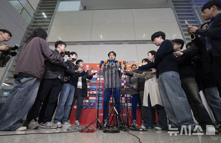 [인천공항=뉴시스] 김근수 기자 = 홍명보 대한민국 축구 국가대표팀 감독이 2일 인천국제공항 제2여객터미널에서 3월 유럽원정 평가전을 마치고 귀국 인터뷰를 하고 있다. 2026.04.02. ks@newsis.com