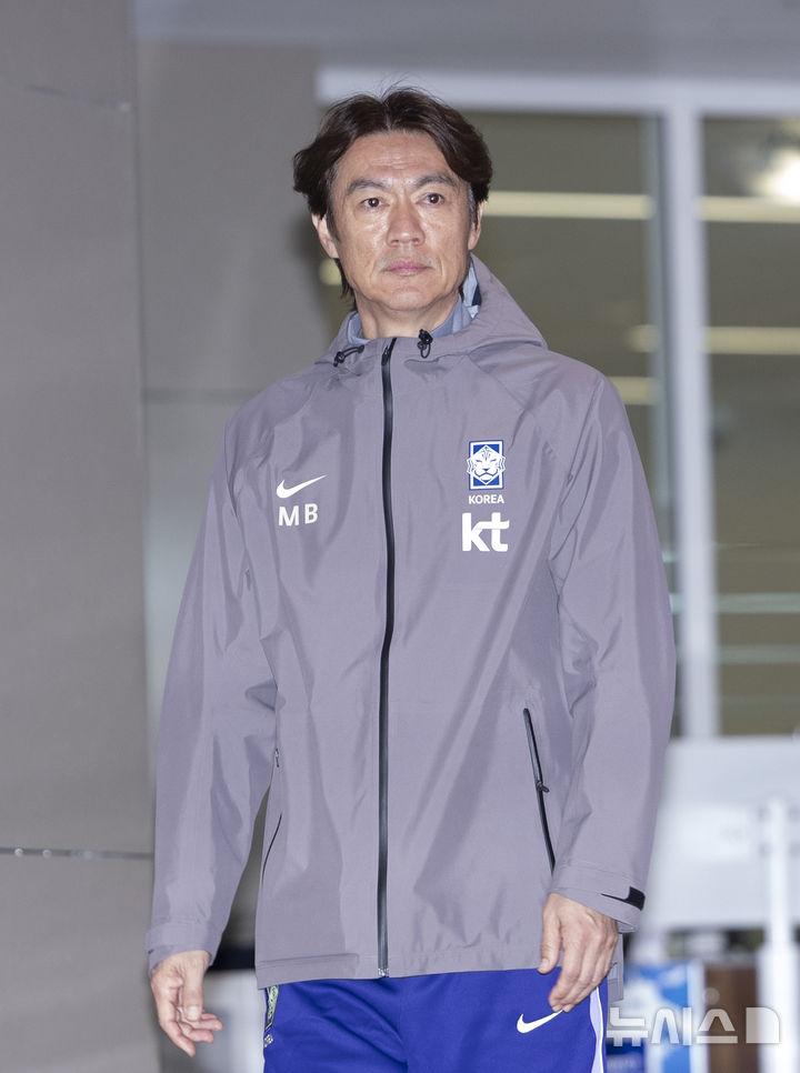 [인천공항=뉴시스] 김근수 기자 = 홍명보 대한민국 축구 국가대표팀 감독이 2일 인천국제공항 제2여객터미널으로 3월 유럽원정 평가전을 마치고 귀국하고 있다. 2026.04.02. ks@newsis.com