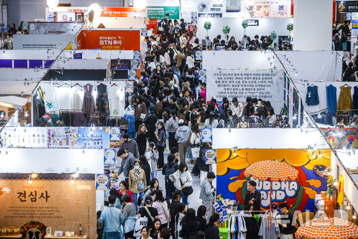 [서울=뉴시스] 정병혁 기자 = 2일 서울 강남구 코엑스에서 열린 2026서울국제불교박람회가 참관객들로 붐비고 있다. 2026.04.02. jhope@newsis.com