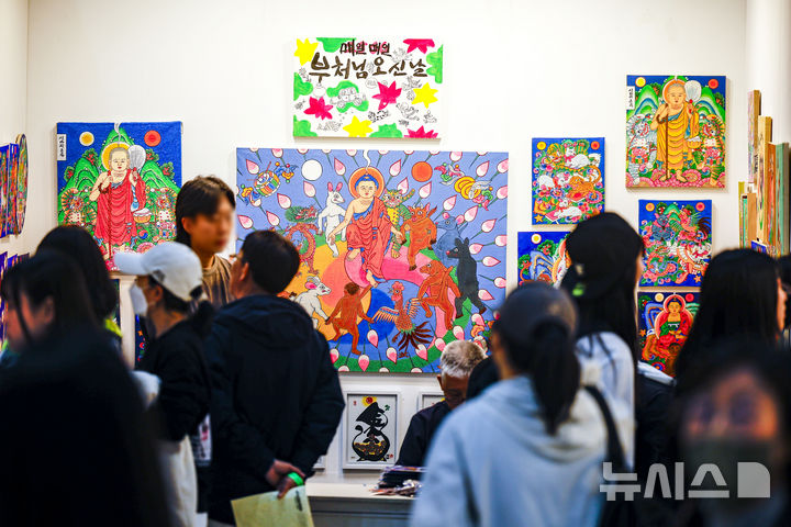 [서울=뉴시스] 정병혁 기자 = 2일 서울 강남구 코엑스에서 열린 2026서울국제불교박람회에서 참관객들이 부처 그림을 살펴보고 있다. 2026.04.02. jhope@newsis.com