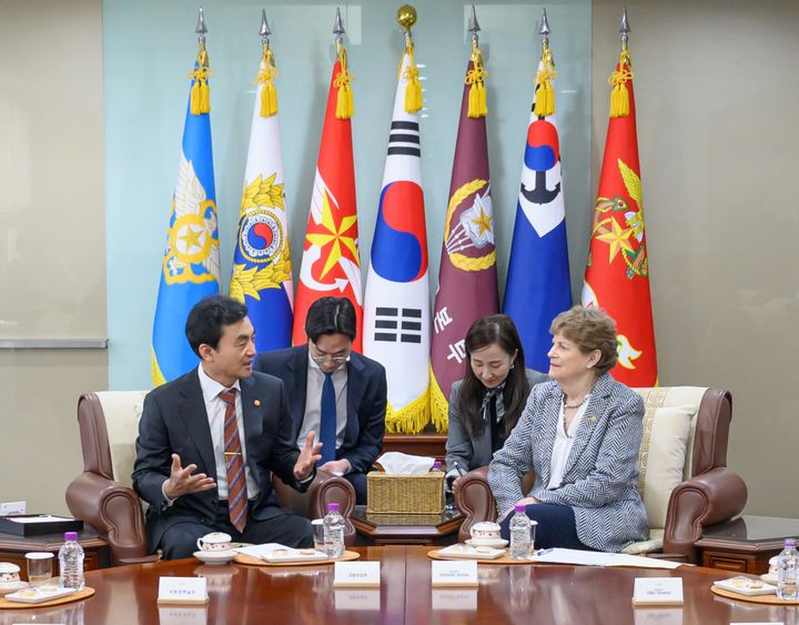 [서울=뉴시스] 안규백 국방부 장관이 2일 서울 용산구 국방부에서 진 섀힌 등 미국 상원의원단과 면담하고 있다. (사진=국방부 제공) 2026.04.02. photo@newsis.com *재판매 및 DB 금지