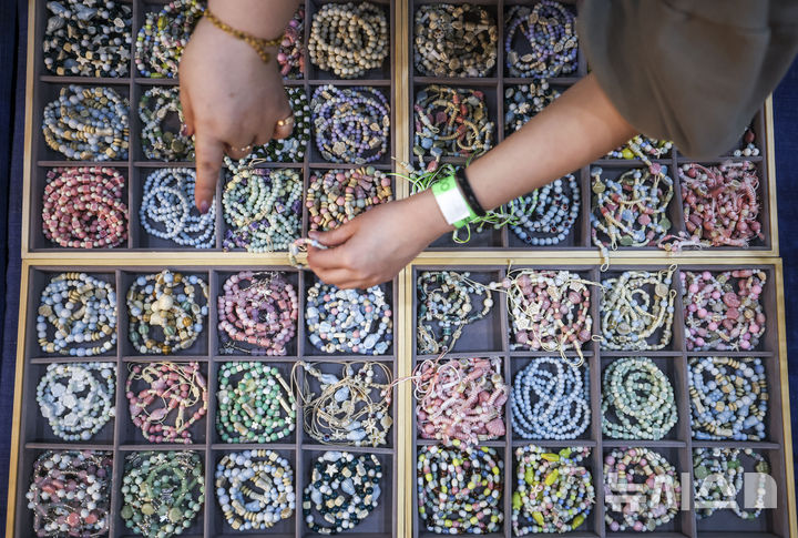 [서울=뉴시스] 정병혁 기자 = 2일 서울 강남구 코엑스에서 열린 2026서울국제불교박람회에서 참관객들이 합장주를 고르고 있다. 2026.04.02. jhope@newsis.com