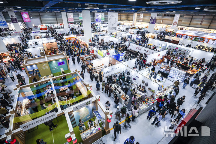 [서울=뉴시스] 정병혁 기자 = 2일 서울 강남구 코엑스에서 열린 2026서울국제불교박람회가 참관객들로 붐비고 있다. 2026.04.02. jhope@newsis.com