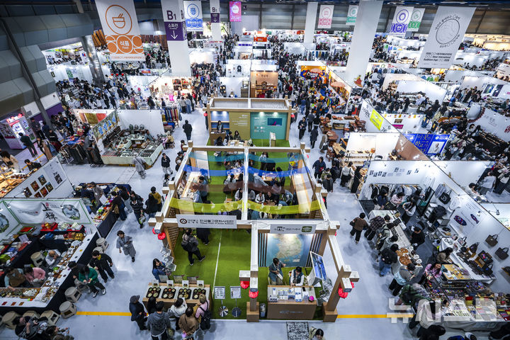 [서울=뉴시스] 정병혁 기자 = 2일 서울 강남구 코엑스에서 열린 2026서울국제불교박람회가 참관객들로 붐비고 있다. 2026.04.02. jhope@newsis.com