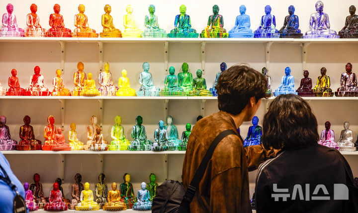 [서울=뉴시스] 정병혁 기자 = 2일 서울 강남구 코엑스에서 열린 2026서울국제불교박람회에서 참관객들이 불교관련 굿즈를 살펴보고 있다. 2026.04.02. jhope@newsis.com