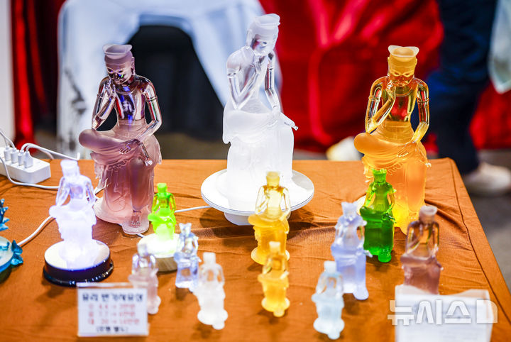 [서울=뉴시스] 정병혁 기자 = 2일 서울 강남구 코엑스에서 열린 2026서울국제불교박람회에 유리 반가사유상이 진열되어 있다. 2026.04.02. jhope@newsis.com