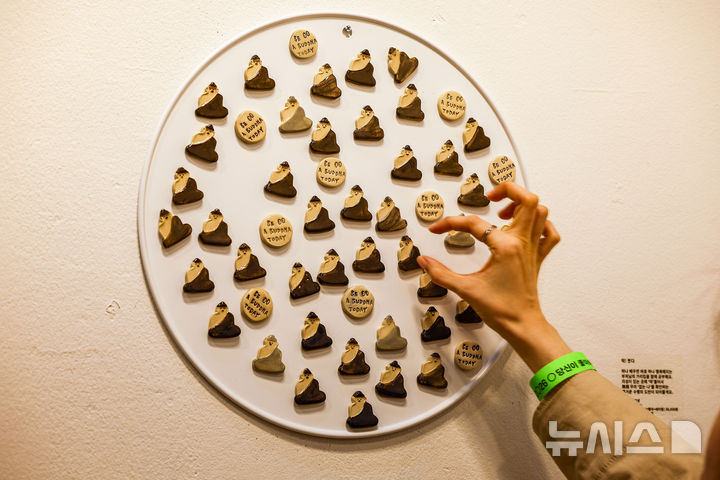 [서울=뉴시스] 정병혁 기자 = 2일 서울 강남구 코엑스에서 열린 2026서울국제불교박람회에서 참관객들이 불교관련 굿즈를 살펴보고 있다. 2026.04.02. jhope@newsis.com