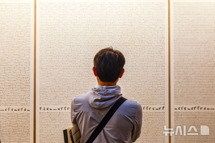 [서울=뉴시스] 정병혁 기자 = 2일 서울 강남구 코엑스에서 열린 2026서울국제불교박람회에서 참관객들이 불교아트를 살펴보고 있다. 2026.04.02. jhope@newsis.com