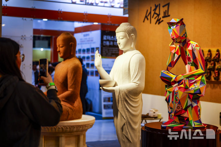 현대예술로 재해석된 불상