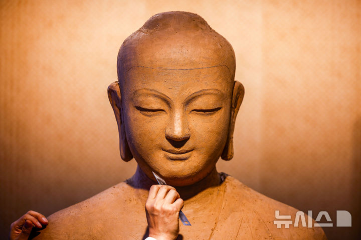 [서울=뉴시스] 정병혁 기자 = 2일 서울 강남구 코엑스에서 열린 2026서울국제불교박람회에서 관계자가 불상을 빚고있다. 2026.04.02. jhope@newsis.com